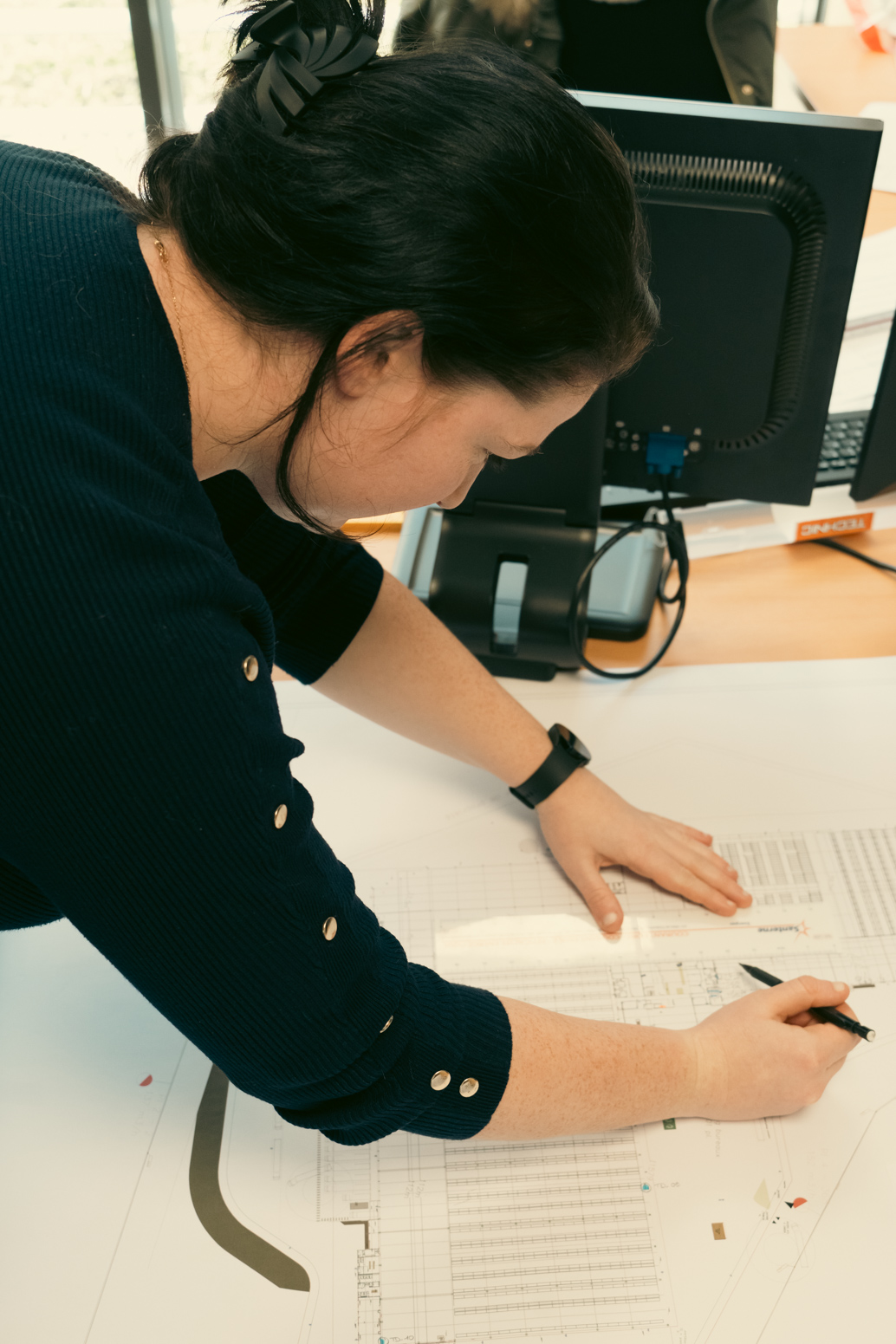 Technicienne d'étude sur un plan